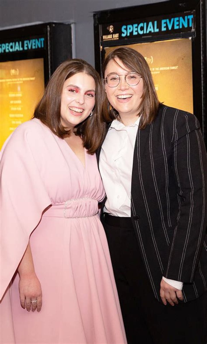 Photo jonah hill beanie feldstein dinner with parents 02 Photo