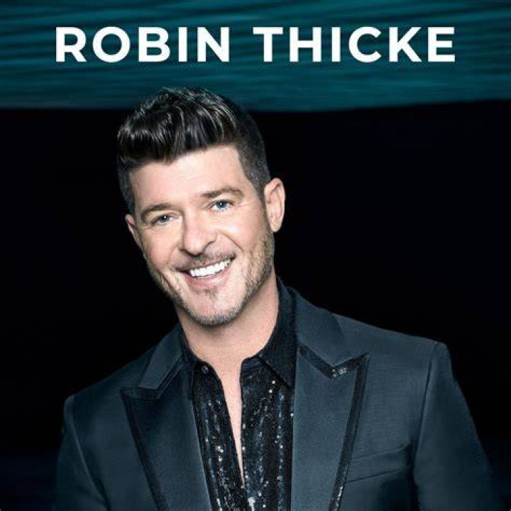 Photo robin thicke shirtless soaks up the sun at the beach malibu 19