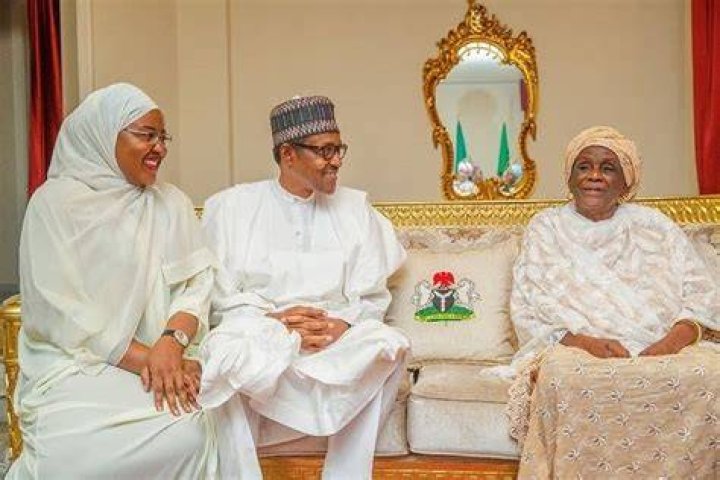 Photos of President Buhari with his family members after his inauguration