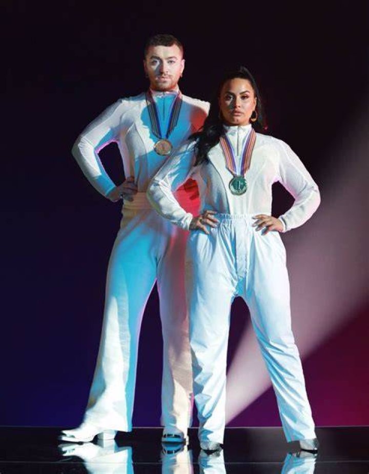 Pin by Adv Singh on Fotos de Demi tel&eacute;fono in 2020 Demi lovato, New