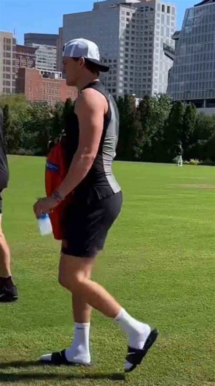 Pin by Joey Sampson on Travis Kelce in 2023 Travis kelce, Bald men, Nfl