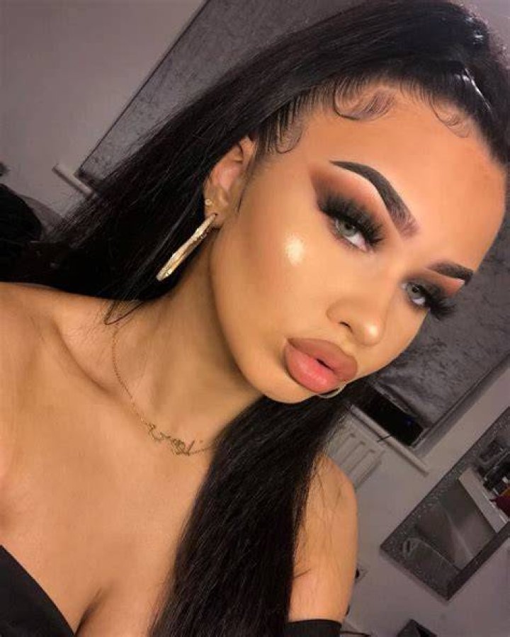 Pin by Sindyjones on ☮darĸ нa&iota;r вl&upsilon;e green eyez☮ Baddie makeup