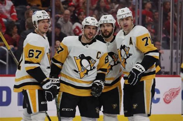 Pittsburgh Penguins' Sidney Crosby surprises Nova Scotia family by