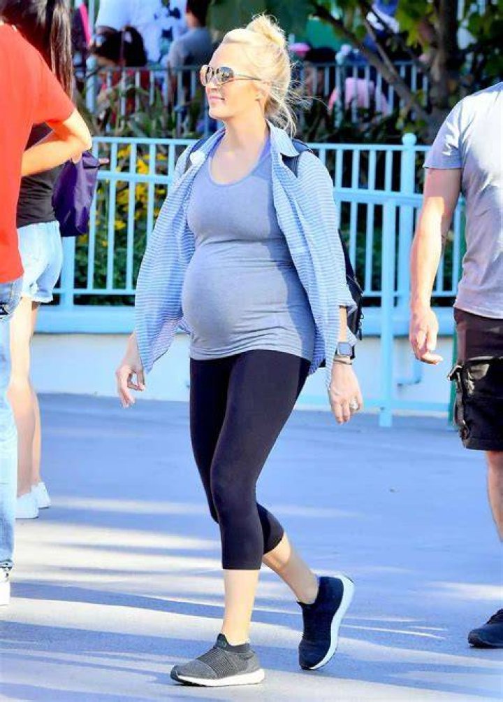 Pregnant Carrie Underwood Shows Off Baby Bump At &lsquo;Jimmy Kimmel Live&rsquo;