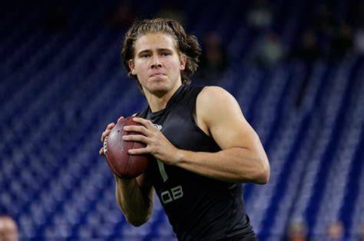 QB Justin Herbert officially joins Chargers after signing rookie