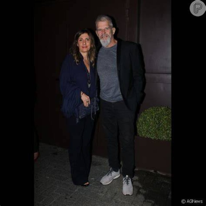 Raul Gazolla e esposa prestigiam anivers&aacute;rio de 40 anos do apresentador