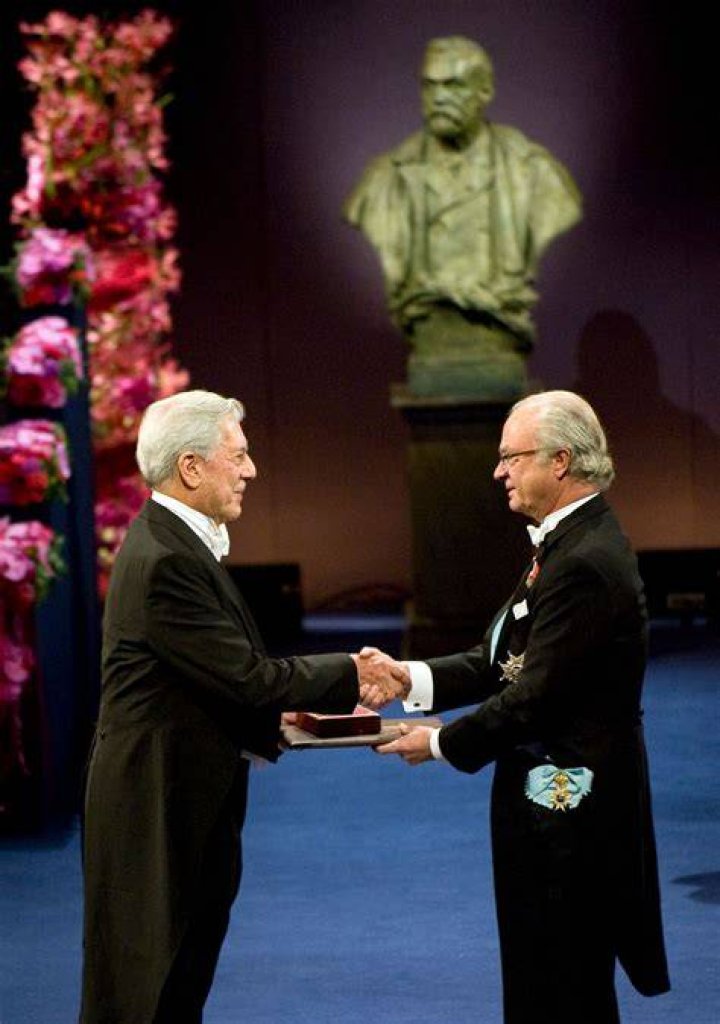 Recordamos la ceremonia del Nobel a Mario Vargas Llosa con Genoveva