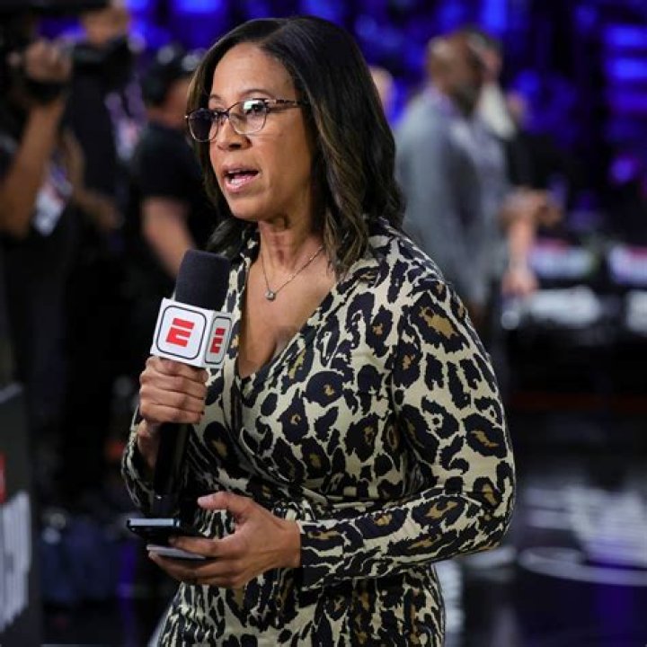Reporter Lisa Salters has a child but no husband or boyfriend. No rumors of her affair too. Is she Lesbian?