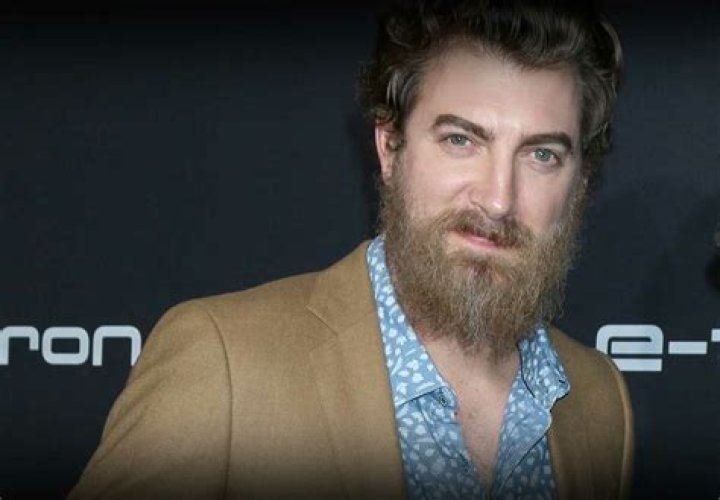 Rhett McLaughlin Age, Bio, Birthday, Family, Net Worth National Today