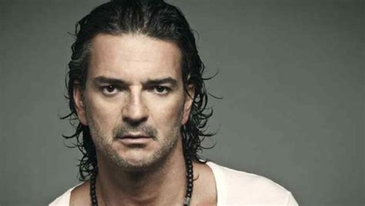 Ricardo Arjona viaja en el transporte p&uacute;blico sin ser reconocido &mdash; FMDOS