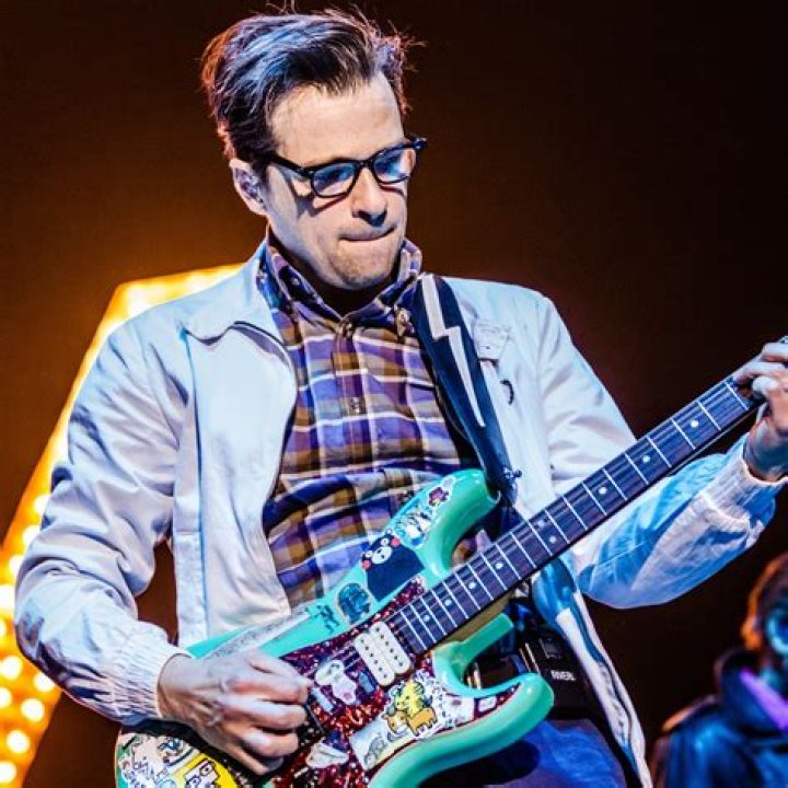 Rivers Cuomo Height 5'6"