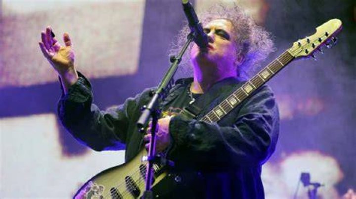 Robert Smith da espalda a fans de The Cure para cantarle rom&aacute;ntica