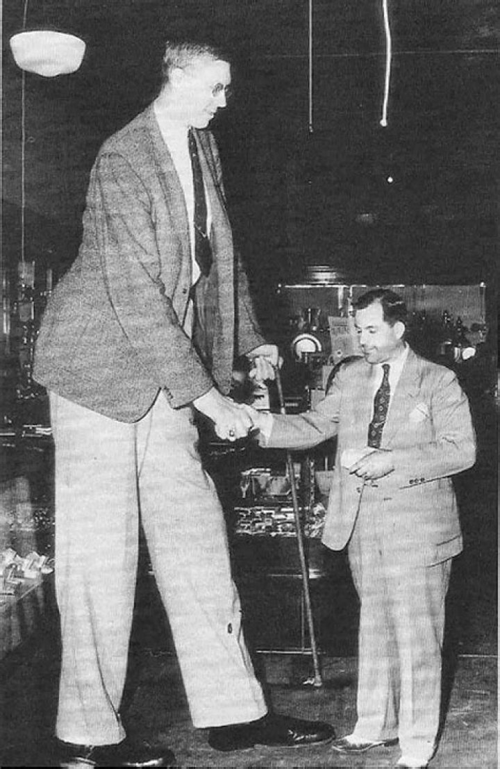 Robert Wadlow, the tallest person in recorded history (1940) r