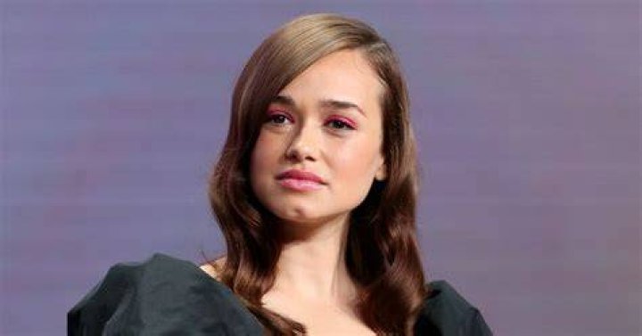 Rose Williams Boyfriend Is She Dating Theo James?