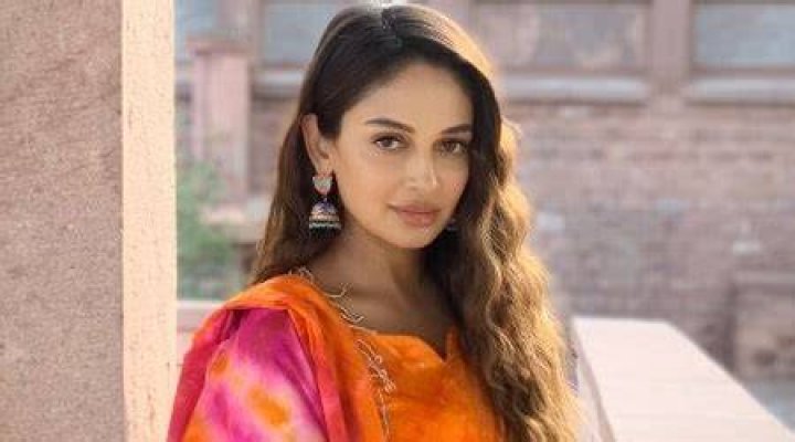 Rubina Bajwa Biography, age, Height, Affair, Movie & Song Hindustan
