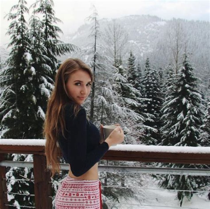Russian hottie Elizabeth Zaks can be my comrade any day (26 Photos