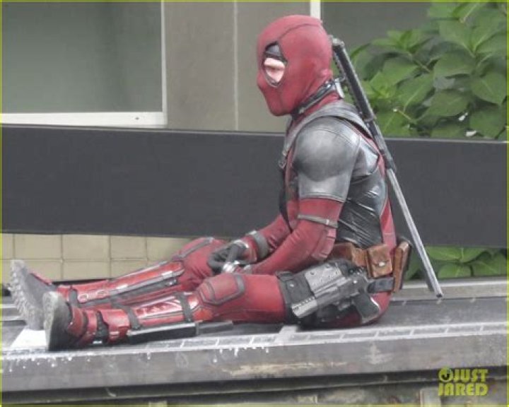 Ryan Reynolds watches Deadpool stunt double on set after hitandrun