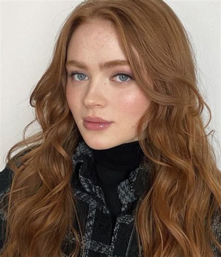 Sadie Sink Hair and Makeup at the 2017 American Music Awards