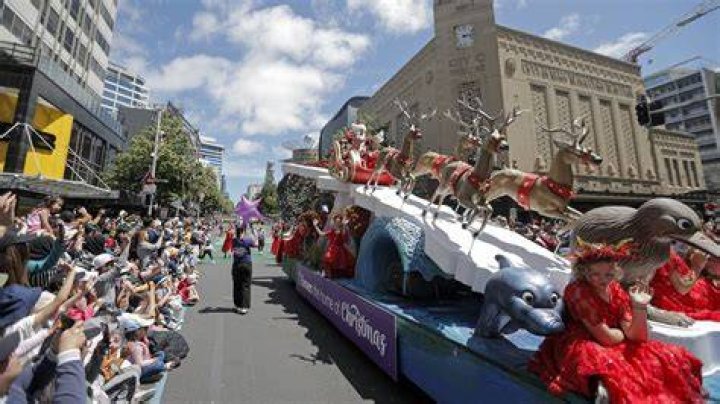 Santa brings crowds to central Auckland
