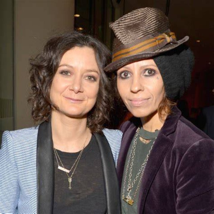 Sara Gilbert Marries Longtime Girlfriend Linda Perry E! News