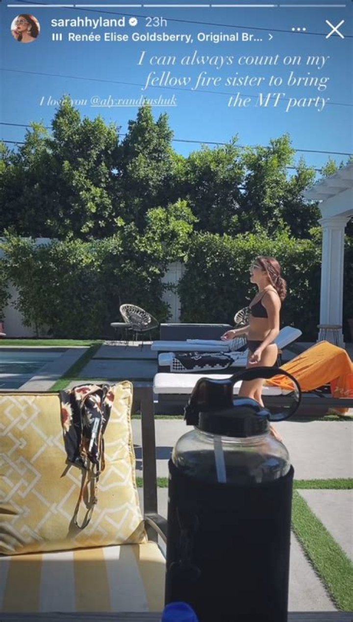 Sarah Hyland threw a pool party Sarah hyland bikini, Sarah hyland