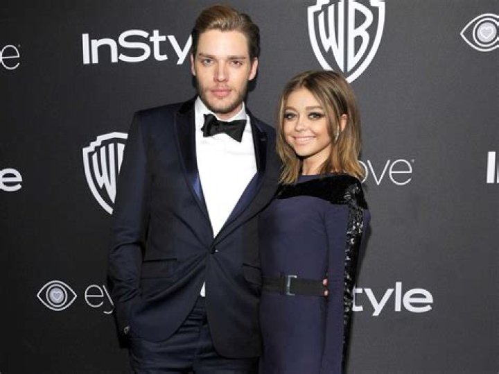 Sarah Hyland with boyfriend Dominic Sherwood. I love her braving that