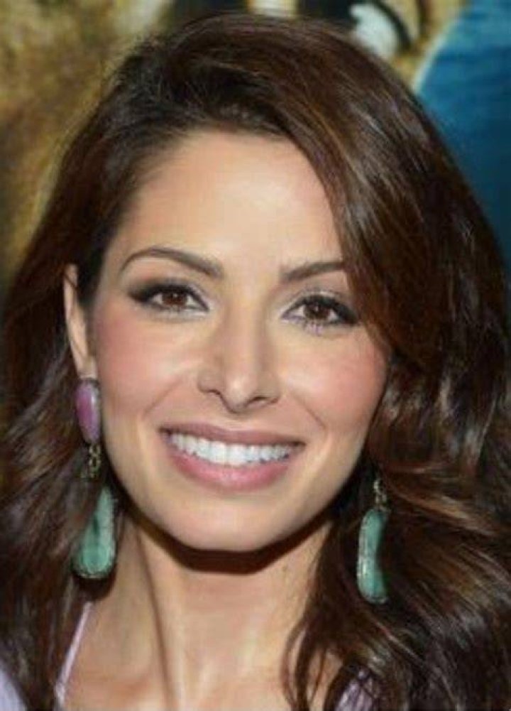 Sarah Shahi Bra Size, Age, Weight, Height, Measurements