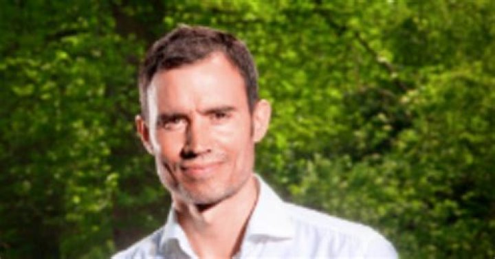 Scots commentator Andrew Cotter reads shampoo bottle for pro golfer fan