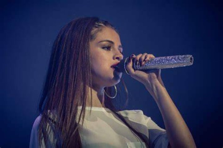 Selena Gomez chante and Get It" en prenant place dans une