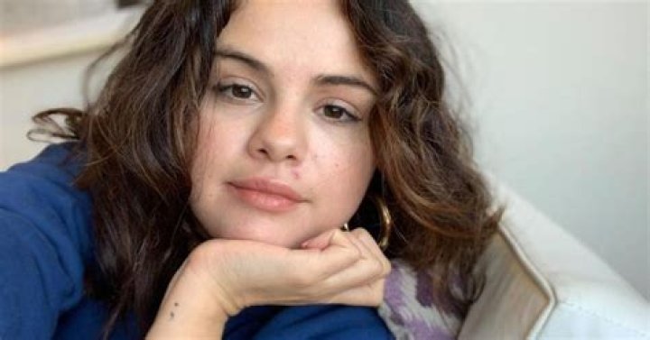 Selena Gomez ferme les commentaires honteux sur son corps Crumpe