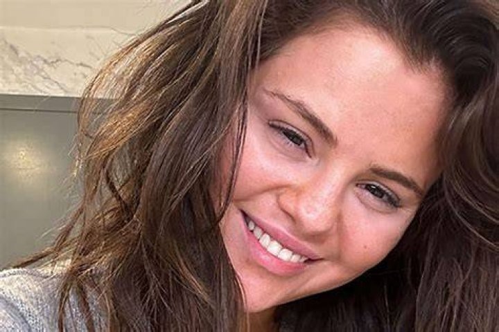 Selena Gomez Is All Smiles at the 2023 Golden Globes, Brings Little