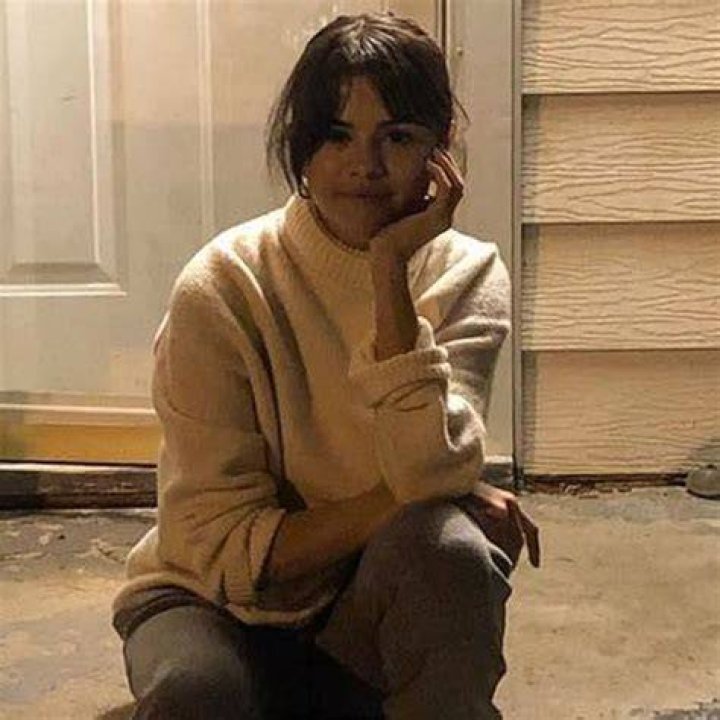 Selena Gomez Unfollows All But 37 Friends From Instagram