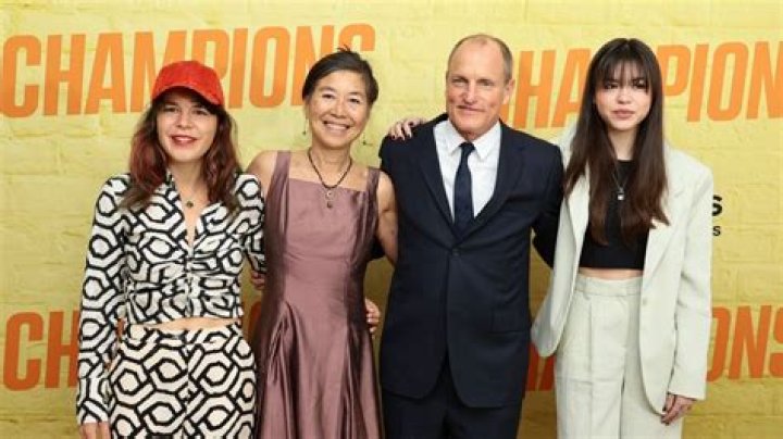Selten Woody Harrelson mit Frau und T&ouml;chtern auf Premiere Promiflash