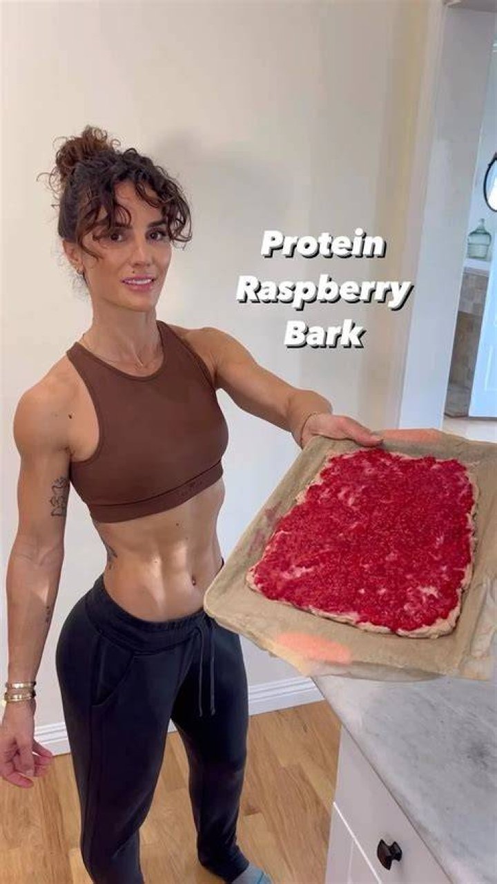 Senada Greca Hot Albanian Fitness Influencer Age, Bio & Images