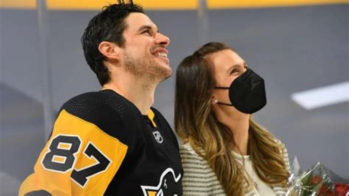 Sidney Crosby Wife, Girlfriend, Sister, House, Salary, Teeth, Height