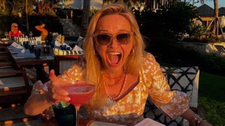 Smiling ear to ear Reese Witherspoon was photographed chatting on her
