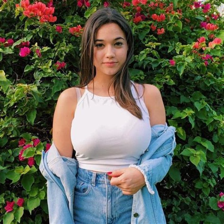 Sofia Gomez 2busty2hide