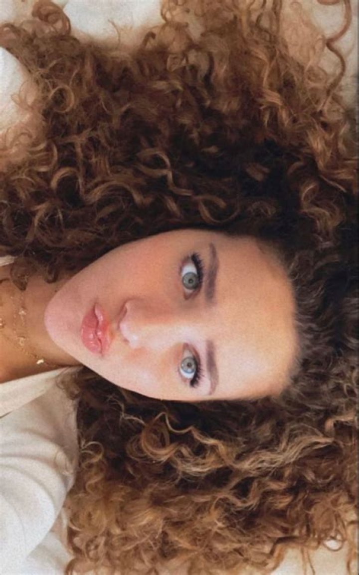 Sofie Dossi in 2020 Curly hair styles, Hairstyle youtube, Easy