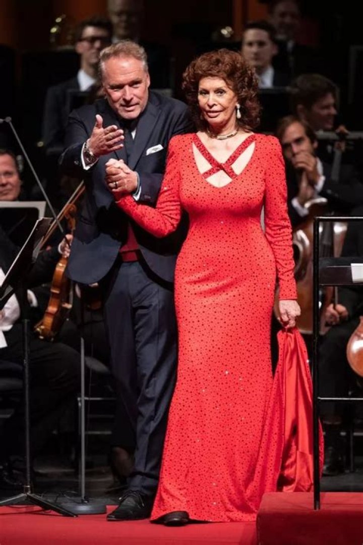 Sophia Loren, 85, dazzles as she accepts lifetime achievement award