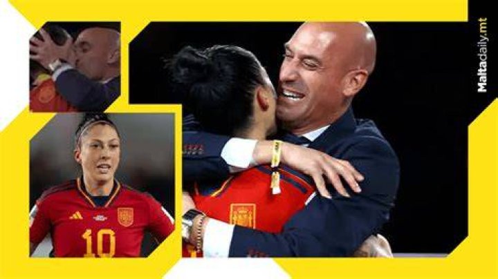 Spanish FA president apologises for kissing forward Jenni Hermoso at