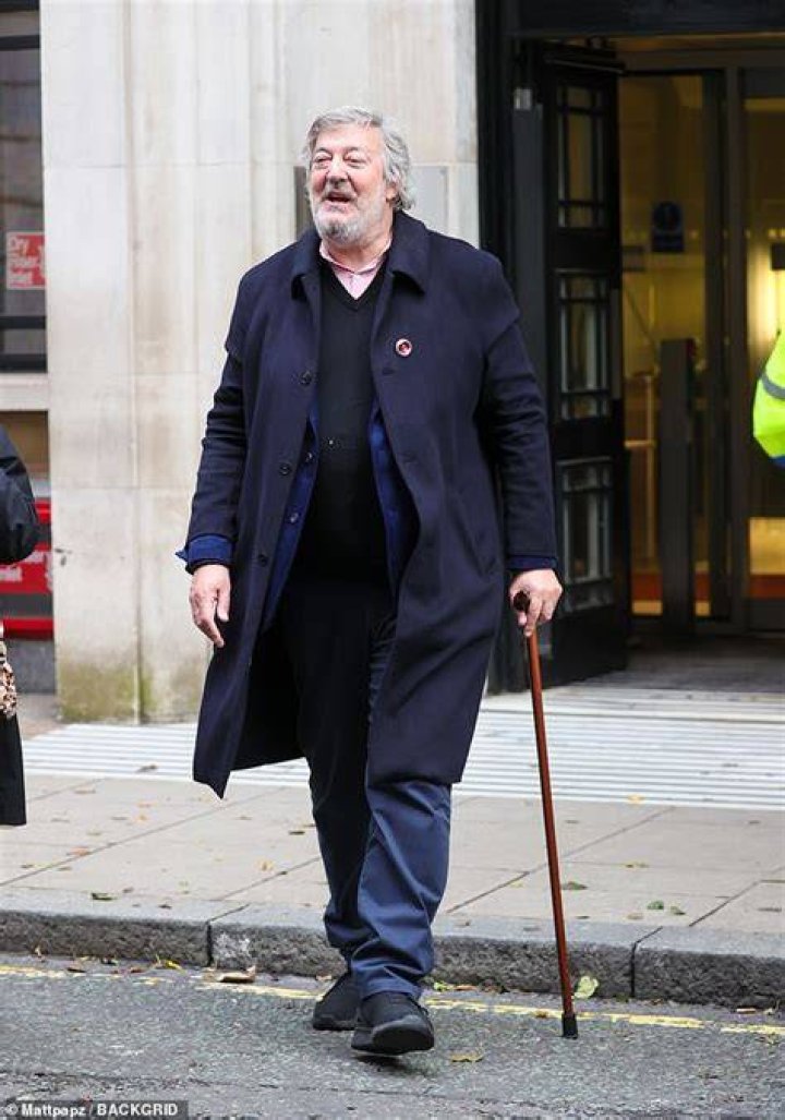 Stephen Fry Height, Age, Net Worth, Affair, Career, and More