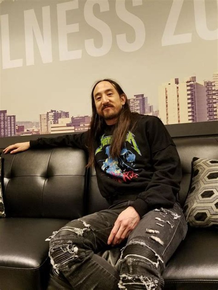 Steve Aoki in our "Wahine" aloha shirt with brother, Kevin Aoki (Founder of Doraku Sushi). Steve