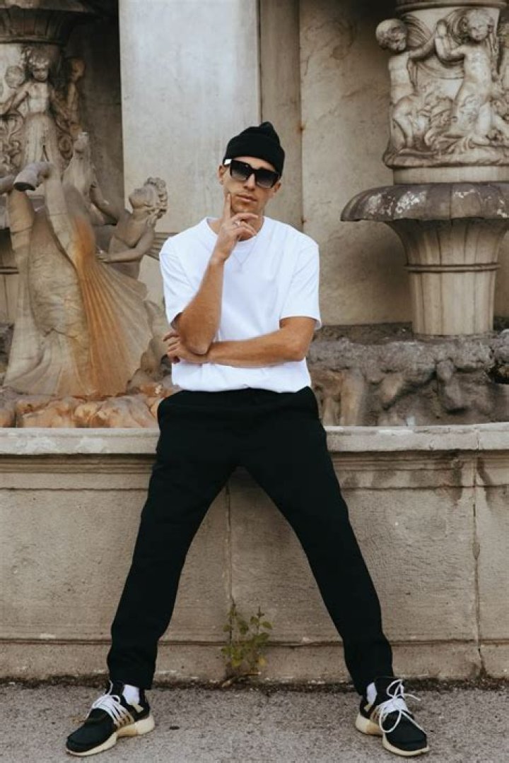 Steven Wommack Pose 6 Streetwear poses, Stylish men, Poses for men