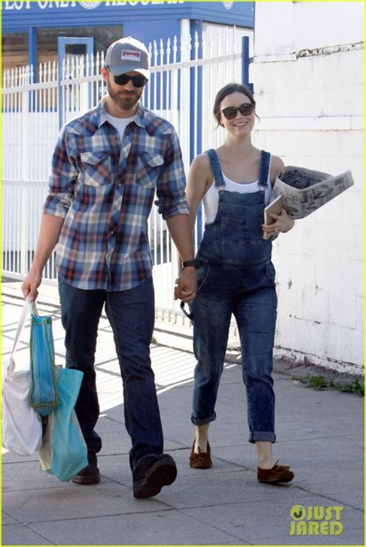 Summer Glau Shows Off Small Baby Bump on Farmer's Market Sunday with