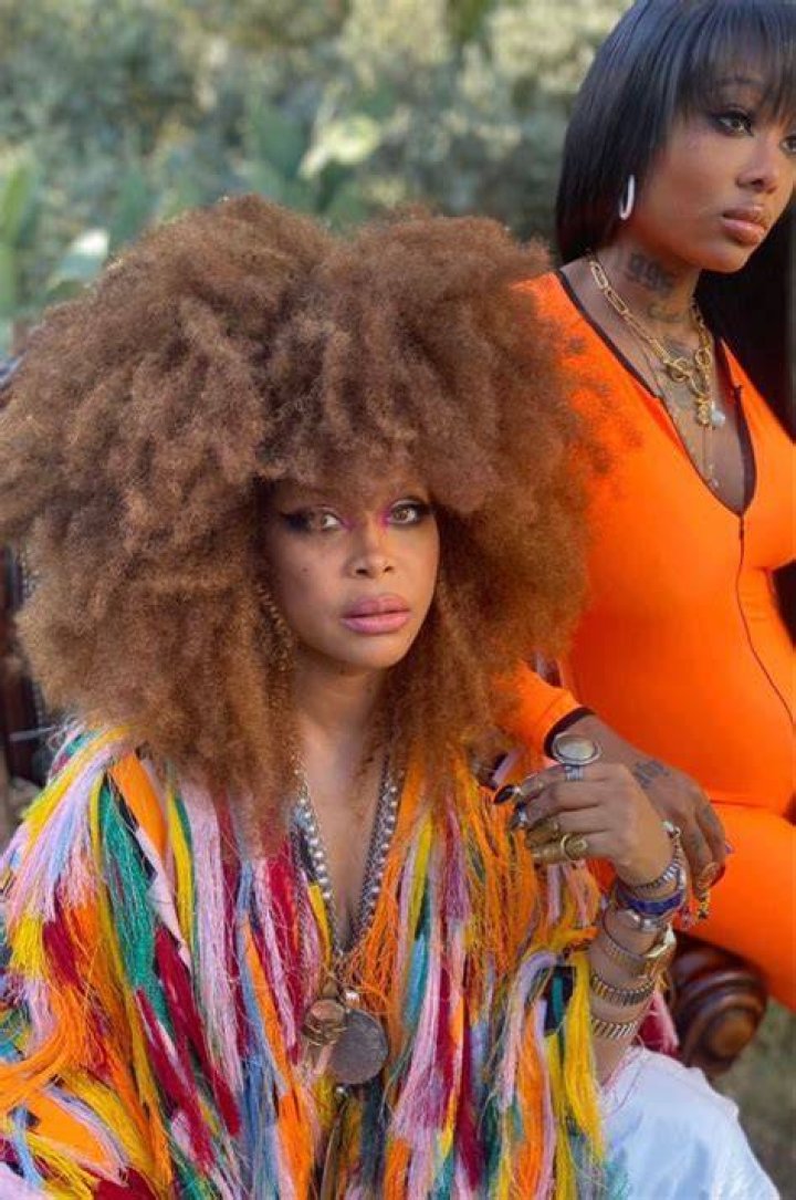 Summer Walker Twins With Erykah Badu Returning As Her Doula