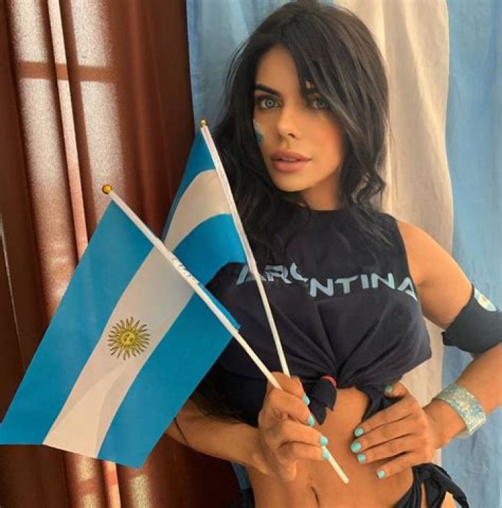 Suzy Cortez llena su Bumbum de chocolate sin llevar prenda alguna