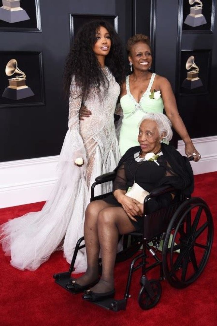 SZA and Mom and Grandmother from Mothers and Daughters at 2018 Grammys