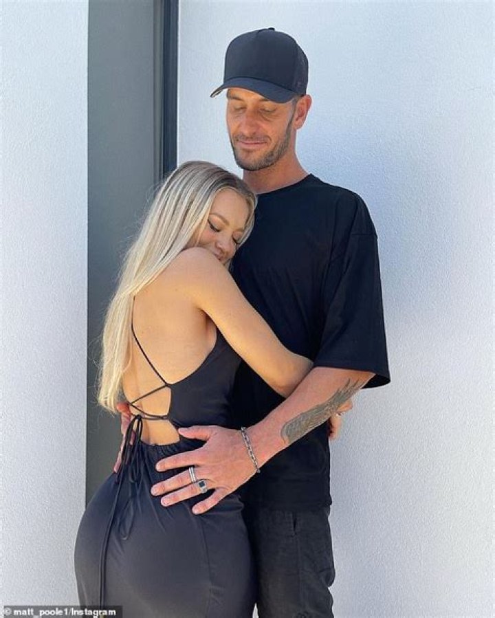 Tammy Hembrow straddles boyfriend Matt Poole at a Gold Coast music
