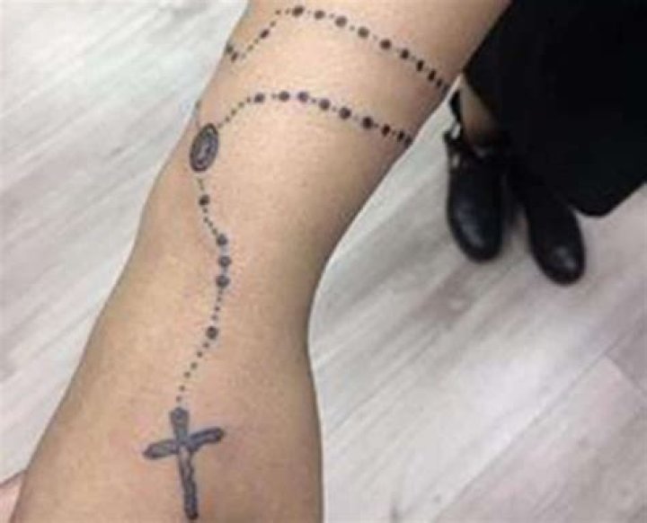 Tatuajes de rosarios en la mano, recopilaci&oacute;n y significado Tatuantes