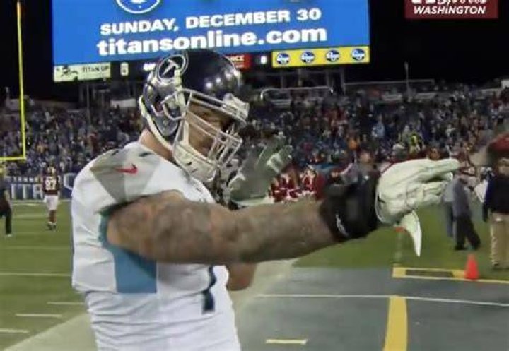 Taylor Lewan explains why Titans dropped off his belongings in trash